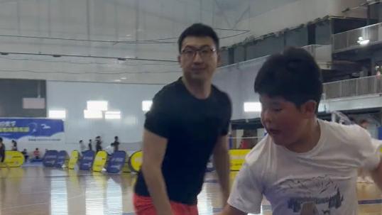 发型 梅婷晒女儿做手工，快快穿搭简单却不俗气，五官和声音都好像妈妈