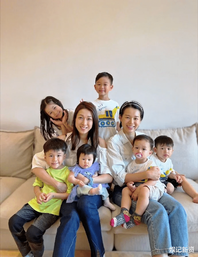 |钟嘉欣带三子女泳池玩水，辣妈身材依旧纤细，母子四人互动超温馨