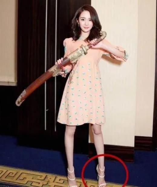 瘦到病态、全身涂白、非人细腰，内娱的畸形审美，什么时候是尽头？