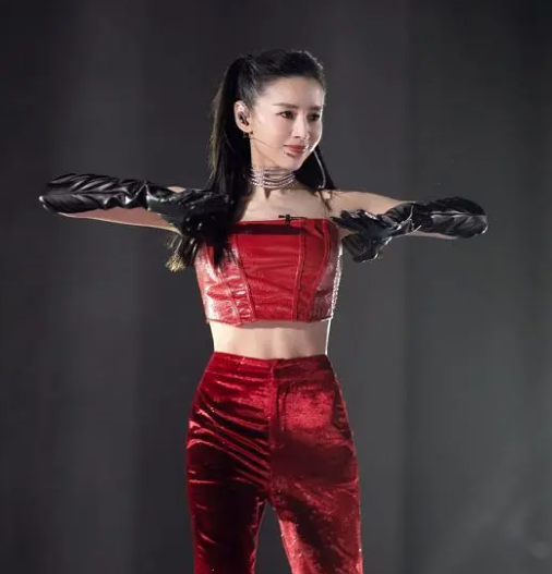 这一次,董洁的体面被“周迅”撕了个粉碎