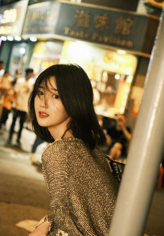 毛晓彤买甜品被偶遇，衣衫褴褛大腿粗壮，脸大变样但是侧颜很惊艳