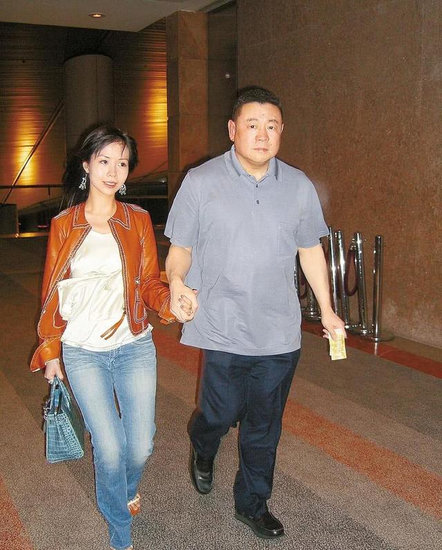 71岁刘銮雄宣布全部财产转给儿子刘鸣炜，联手将甘比踢出局