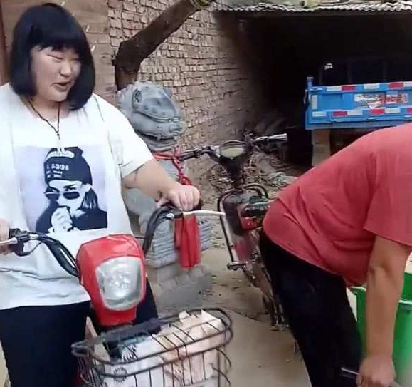 朱之文|大衣哥女儿深夜穿睡衣现身电影院，不见未婚夫，怀疑被骗500万