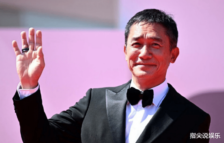 梁朝伟与朋友聚会,两鬓斑白精神好,搂年轻女孩合影,身份引争议