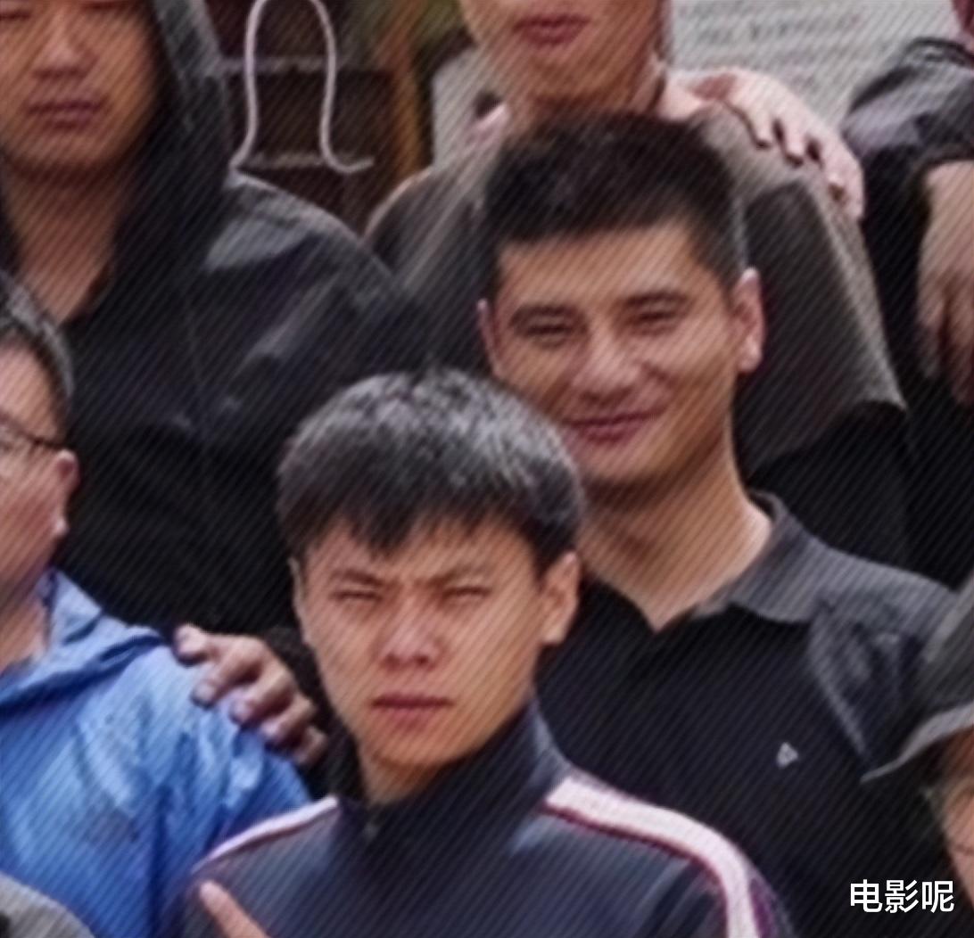 王俊凯|王俊凯工作人员宝山照顾他的故事,简直比偶像剧还要甜!