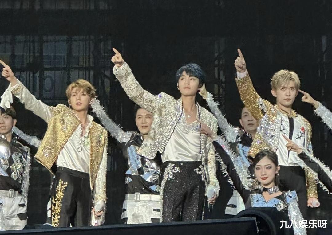 TFBOYS蛋糕倒了,三人相视一笑,王源高情商救场被称:最体面