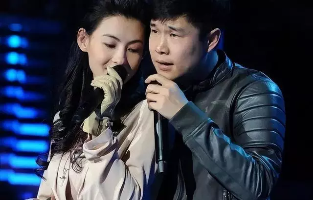 张柏芝四胎实锤?现身回应四胎,脖子上草莓印引热议,停工办婚礼