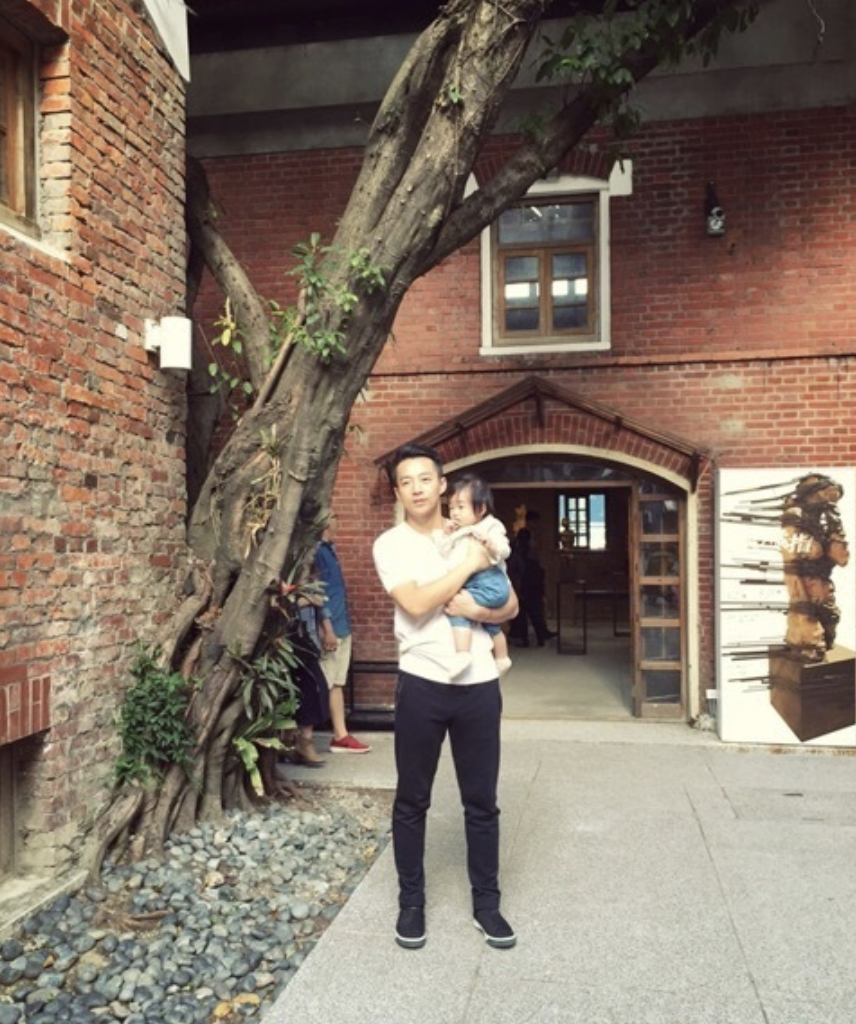 汪小菲再晒与儿女同框照不忘打码,大S未给青春期女儿穿小背心挨批