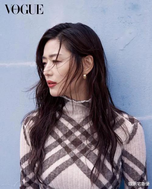 41岁全智贤追星哈兰德，获签名球衣捂脸太可爱，身后老公一脸宠溺