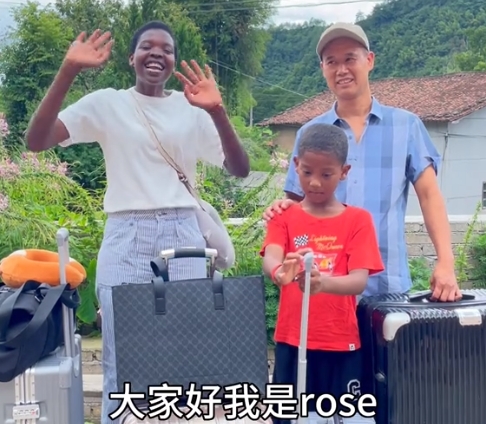 网红rose与村民合照，身形消瘦近50天未洗头，长期停更原因疑曝光