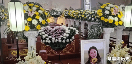 曝周海媚追思会现场照片!照片细节已经确定,殡仪馆布置人回应