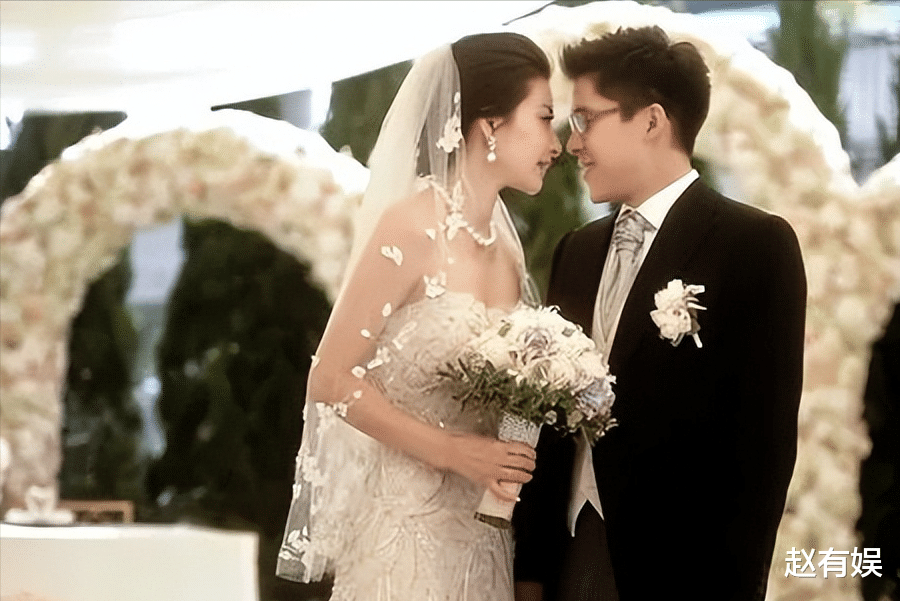 郭晶晶晒全家福为霍启刚庆生，豪宅大客厅曝光，满地衣服一片狼藉