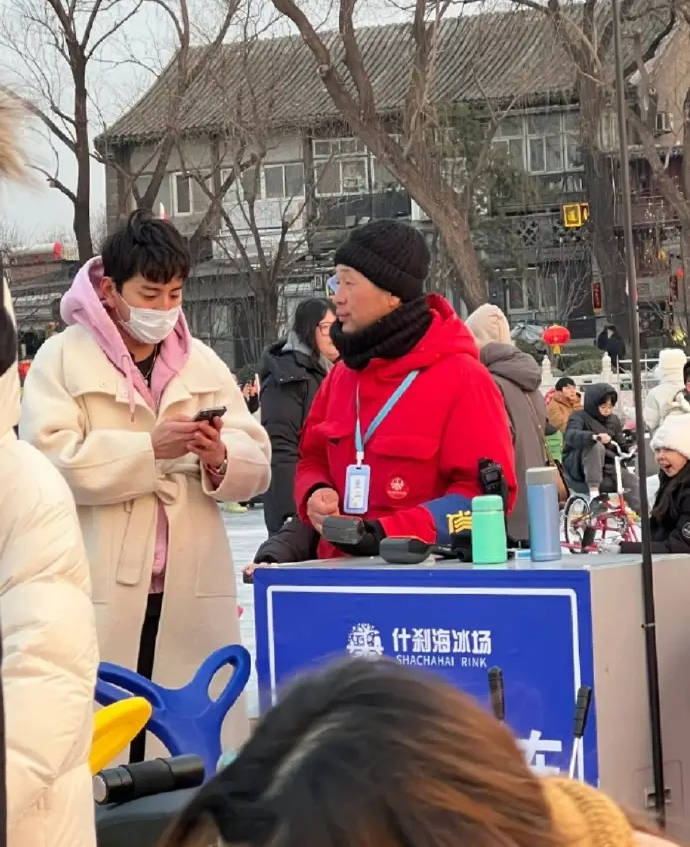 33岁王大陆现身什刹海滑冰!漂亮新女友陪伴左右,两人感情温馨