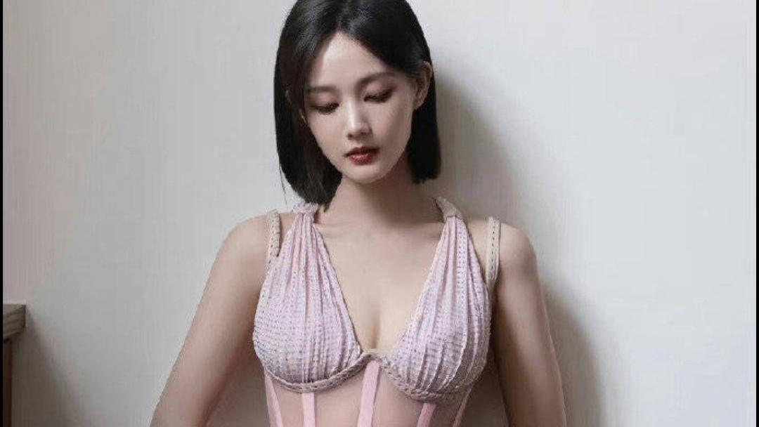 李一桐飞机上脱鞋露脚，踩在座椅上不知羞耻，网友怒批没教养