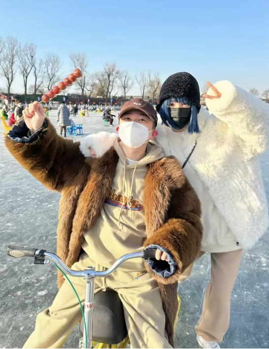 杨幂|杨幂乔装外出滑雪！怕被认出戴蓝色假发，与异性挽手亲密不避嫌