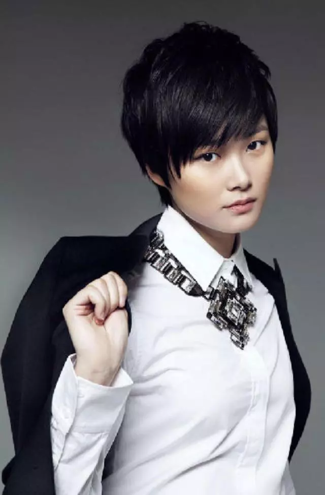 湾区一场晚会,被撕下“遮羞布”的李宇春,网友质疑何德何能?