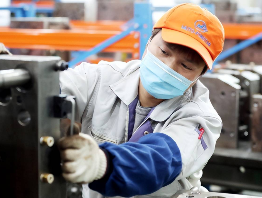 招聘|一家三代烟草人被夸有奉献精神,网友却不服:我想奉献也没机会啊