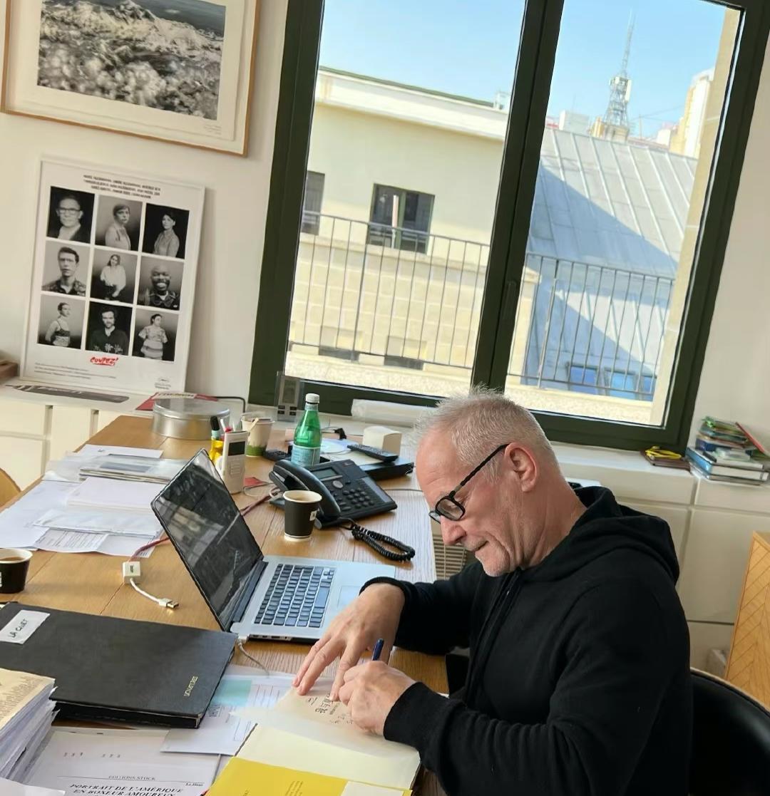 章子怡|章子怡结束巴黎行回国，机场路透曝光又飒又美，独自拉行李无人陪