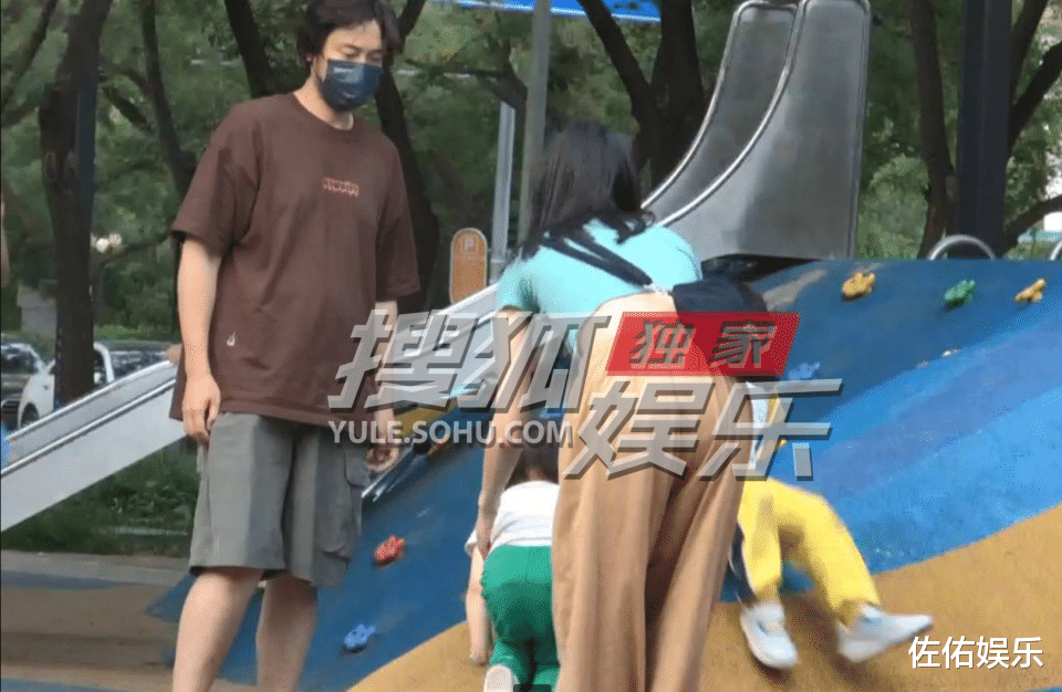 齐溪|王传君带女儿玩滑梯好温柔,齐溪默默陪伴显体贴,一家三口超幸福