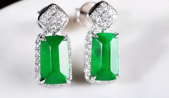 翡翠|雕工的好坏决定着翡翠价值,设计新颖,线条流畅,会给翡翠加分