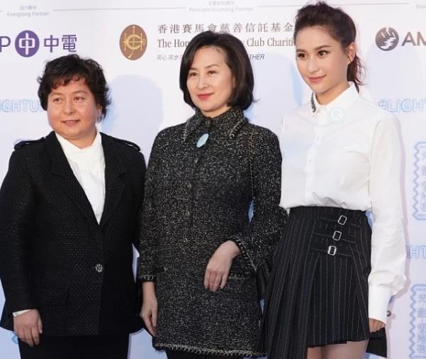 何超莲|何超莲跟何超琼关系有多好?采访中不称她为姐姐