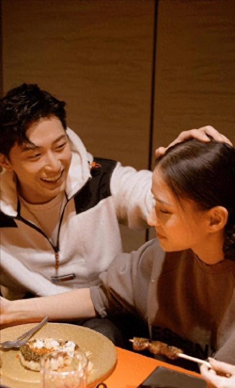 窦骁何超莲婚变再升级?赌王三太收回豪宅,窦骁全程冷脸用绿吸管