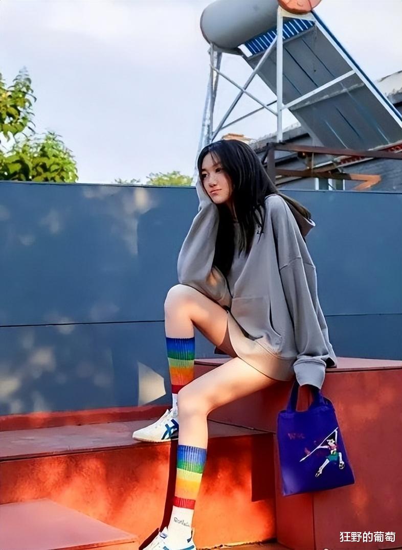 李嫣|李嫣:13岁出国留学,17岁身高猛长气场似王菲,爱上成熟装扮