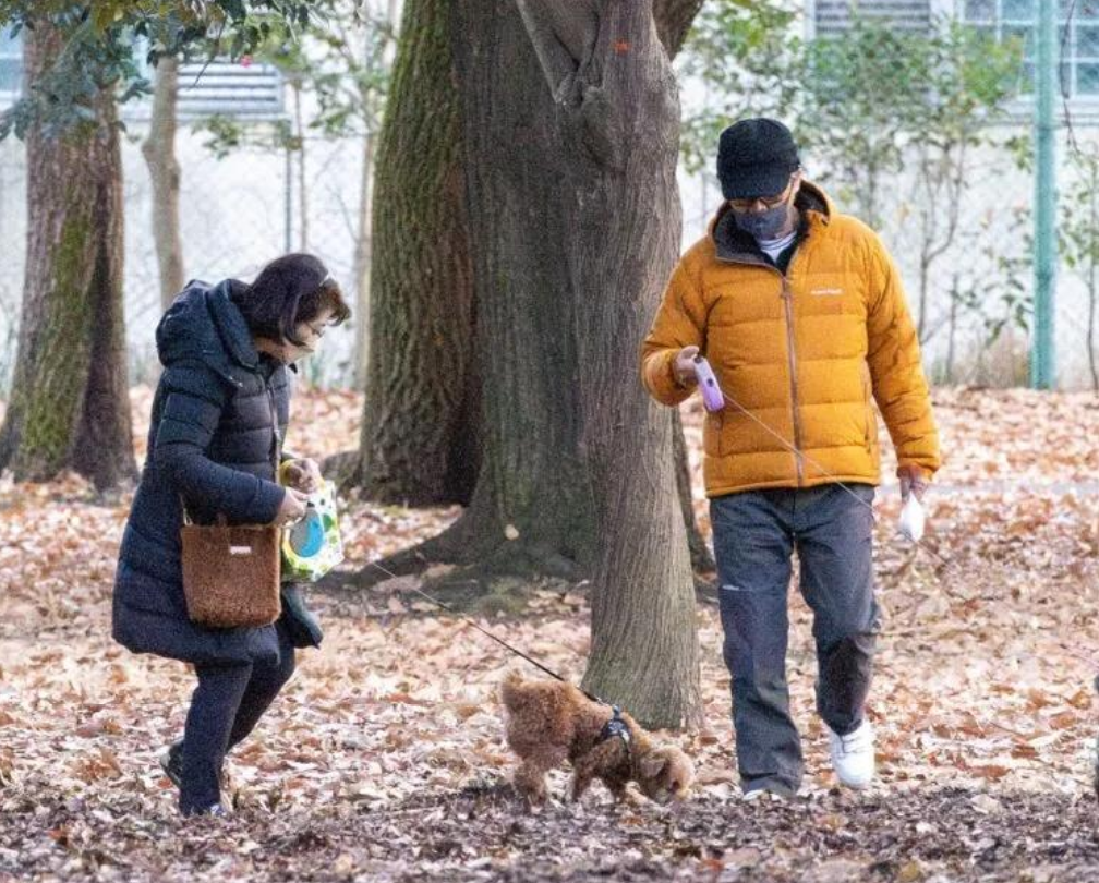 六旬山口百惠近照！穿黑色羽绒服仍眉眼清秀，老公三浦友陪伴在侧