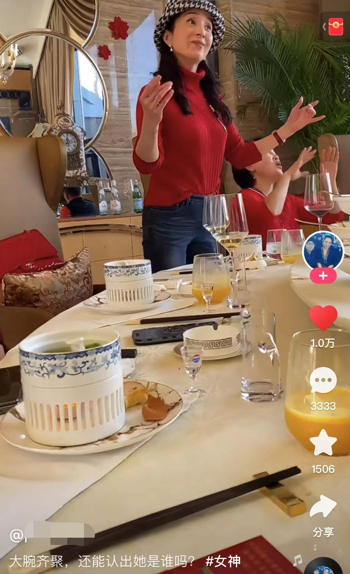 |47岁汤灿消失多年后现身！在高档餐厅高歌，淡妆戴奢侈品模样大变