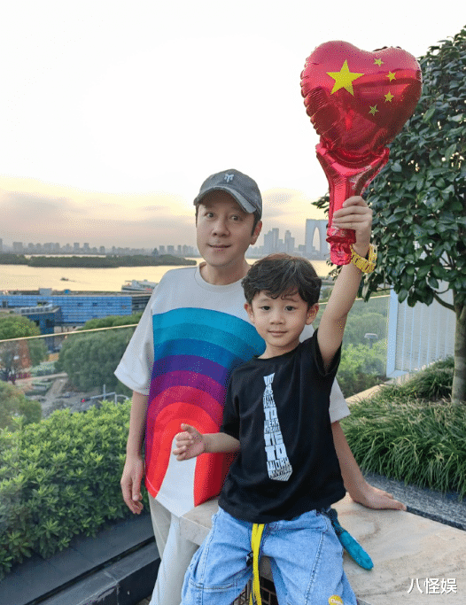 55岁蔡国庆晒父子玩雪照被疑有三胎，小宝宝自带微笑唇，颜值超高