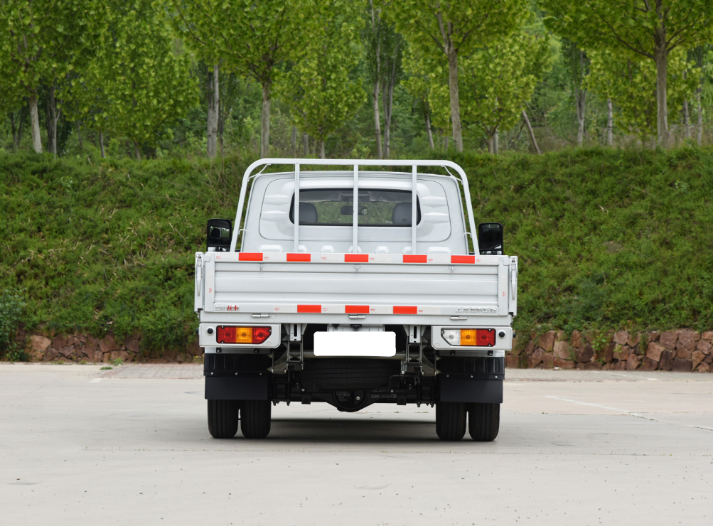 五菱打造了一款新车,配6个车轮,货箱3米8能进城,关键6万多开走 - 汽车