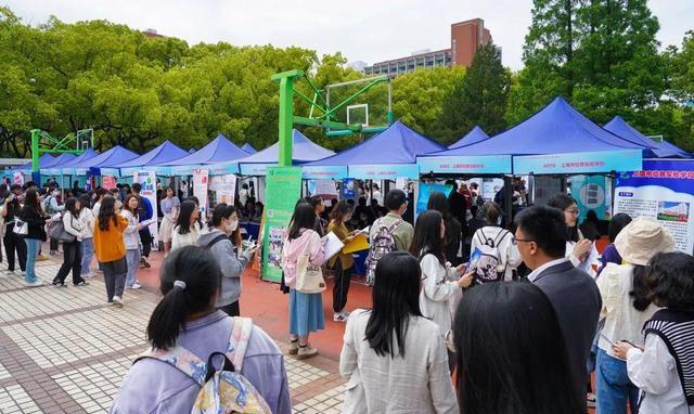 校园招聘|忽悠学生吗?哈工大校园招聘月薪仅4000元,被指假招聘充场面的