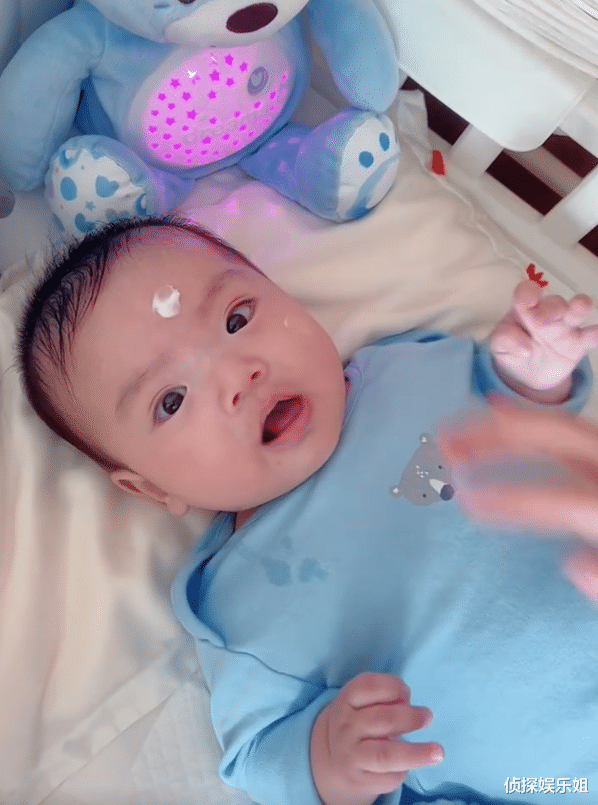 “阔太”李念带三胎儿子出游,辣妈年轻漂亮,萌宝白白胖胖超可爱