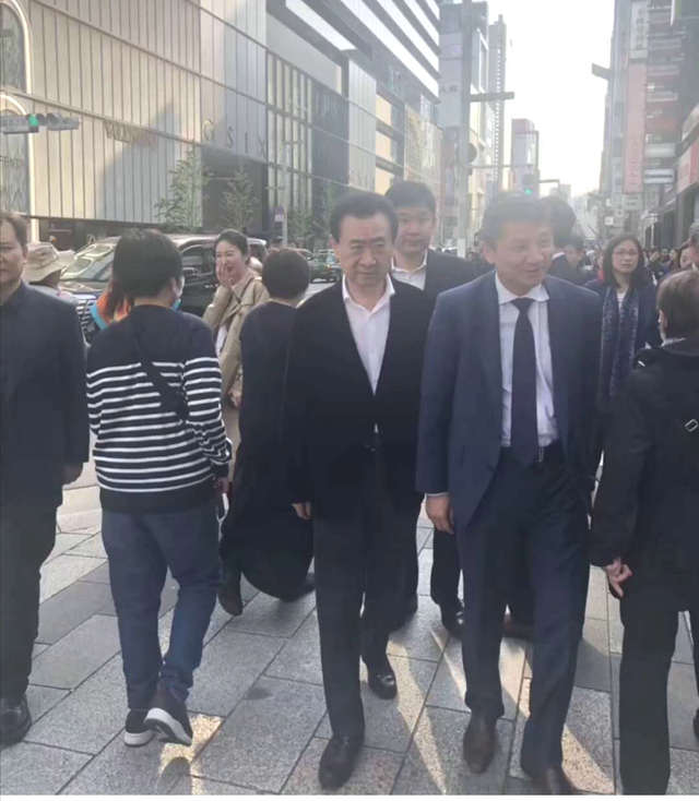 董明珠|69岁董明珠出门逛街！弯腰驼背头发花白，身家27亿未带保镖显自信