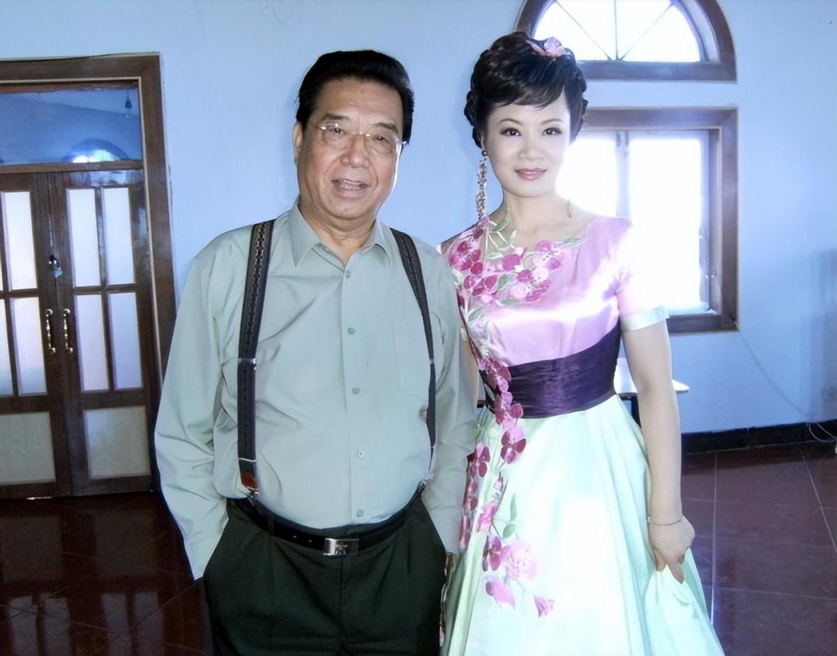 李双江 李双江与大儿子合影!一头乌发较现年轻,56岁李贺制服出镜超帅
