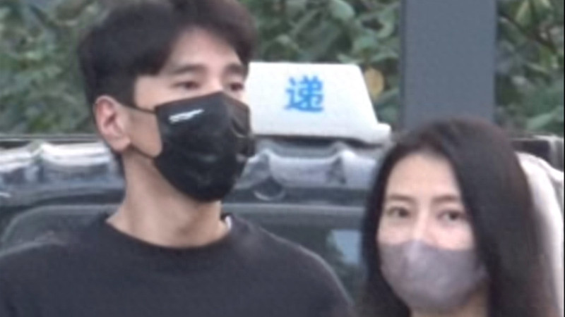 高圆圆赵又廷合体接孩子，赵又廷紧抱高圆圆手臂，女儿扑爸爸怀里亲昵