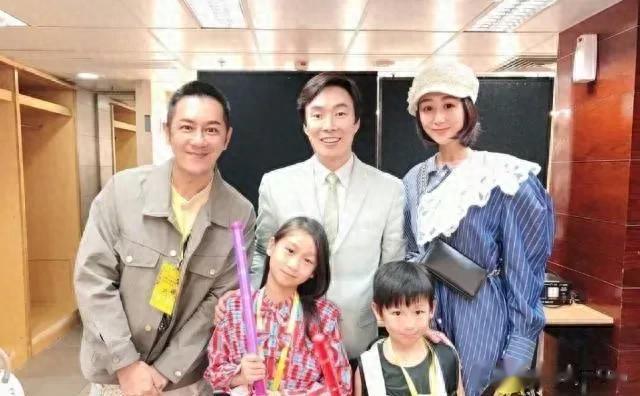 69岁林青霞和68岁费玉清罕见同框，年龄只差一岁，却似两代人