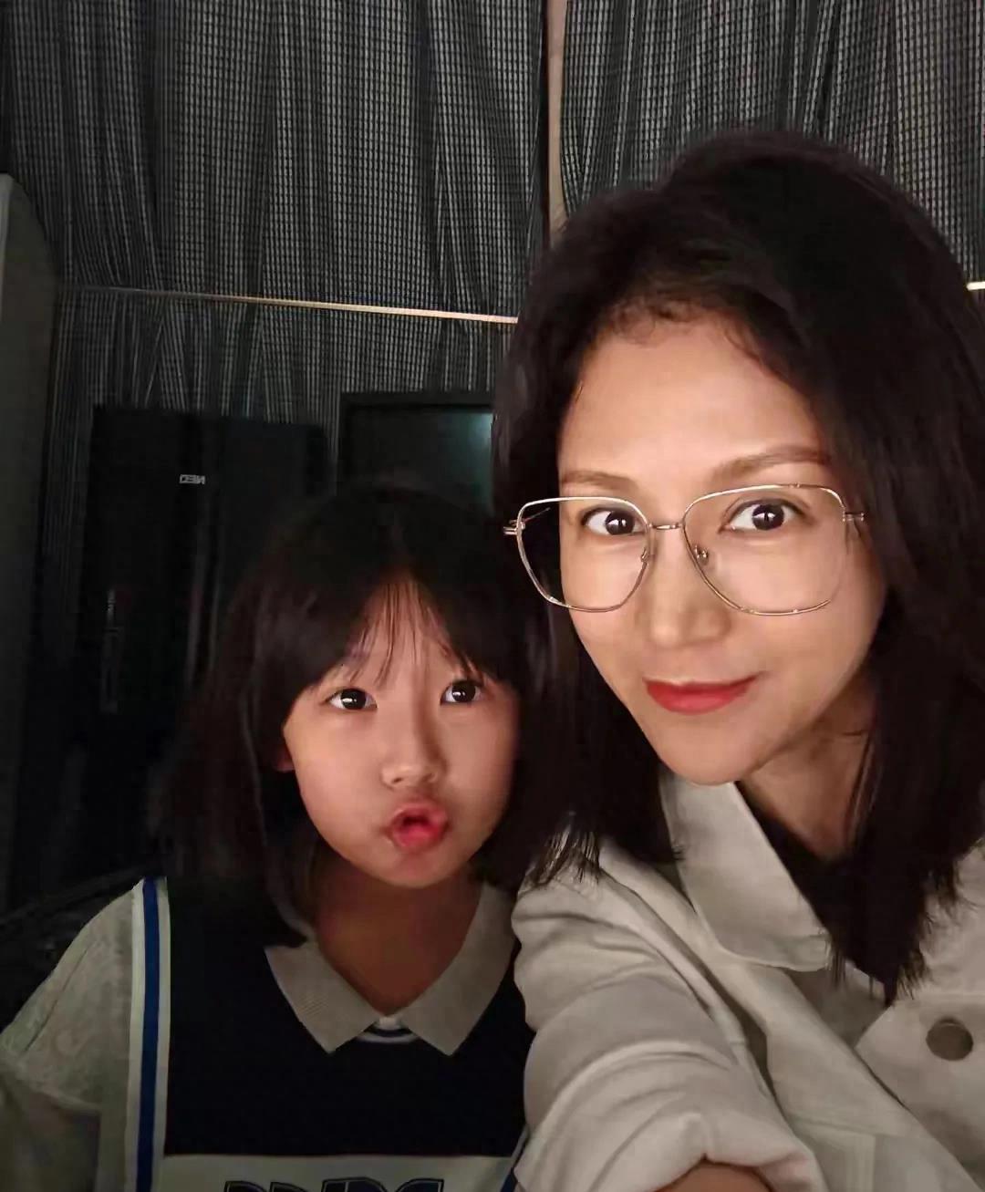 鲍蕾因材施教,贝儿青春期只穿潮牌,小叶子随陆毅夫妇不走奢华风