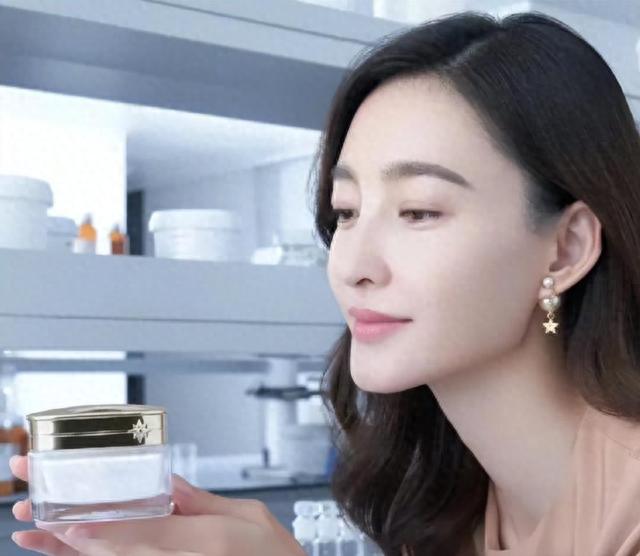 于和伟这位大器晚成的演员备受欢迎，祝福他越来越好