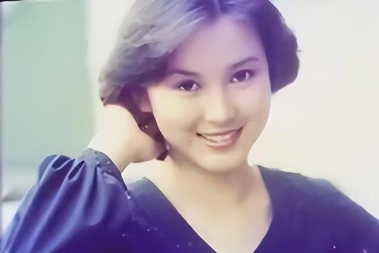 曾是“亚视一姐”，却被渣男老公骗光家产，如今61岁落寞街头