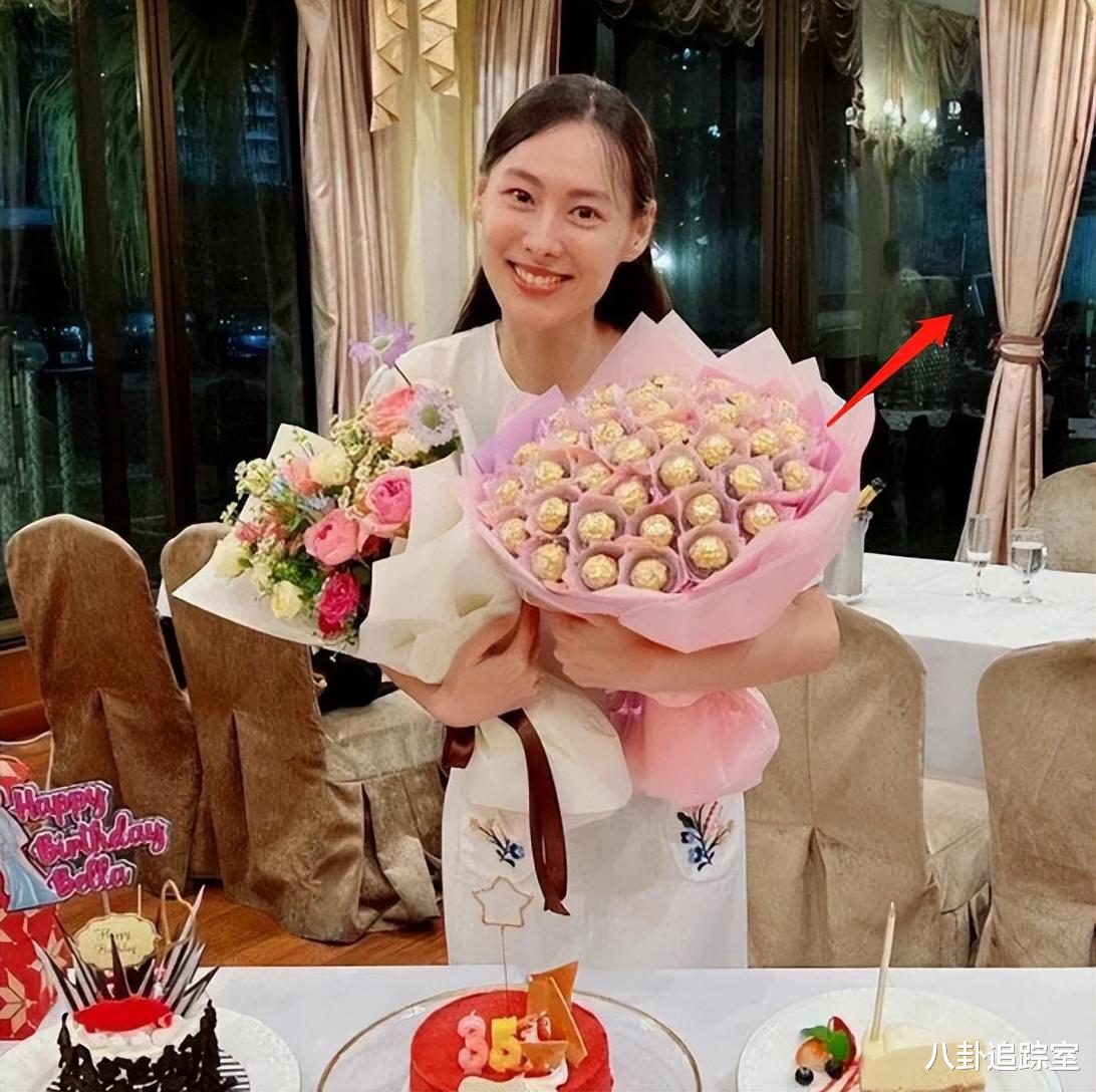 曝梁洛施李泽楷秀恩爱!同爬莲花山为李嘉诚祈福,三儿子陪伴在侧