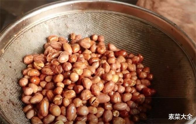 美食教程|今天才知道,油炸花生米不能先放油,学会这一招,酥脆焦香不返潮