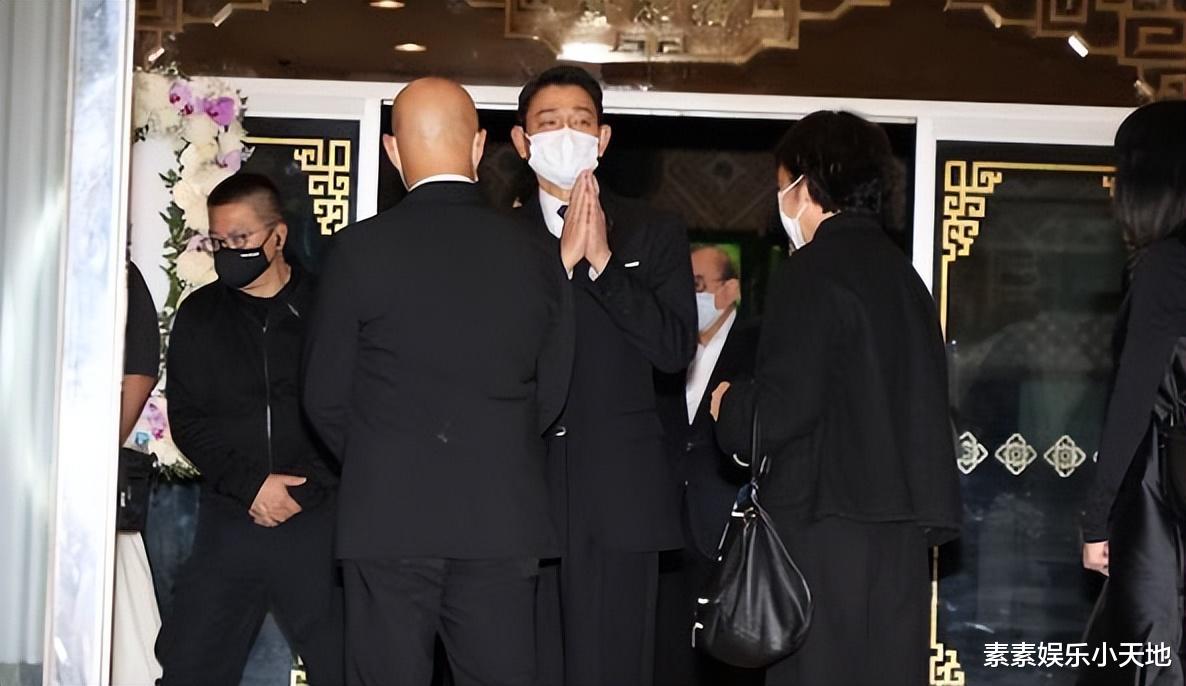 刘德华现身父亲灵堂,神心哀伤双手合十,刘妈妈不舍泪别