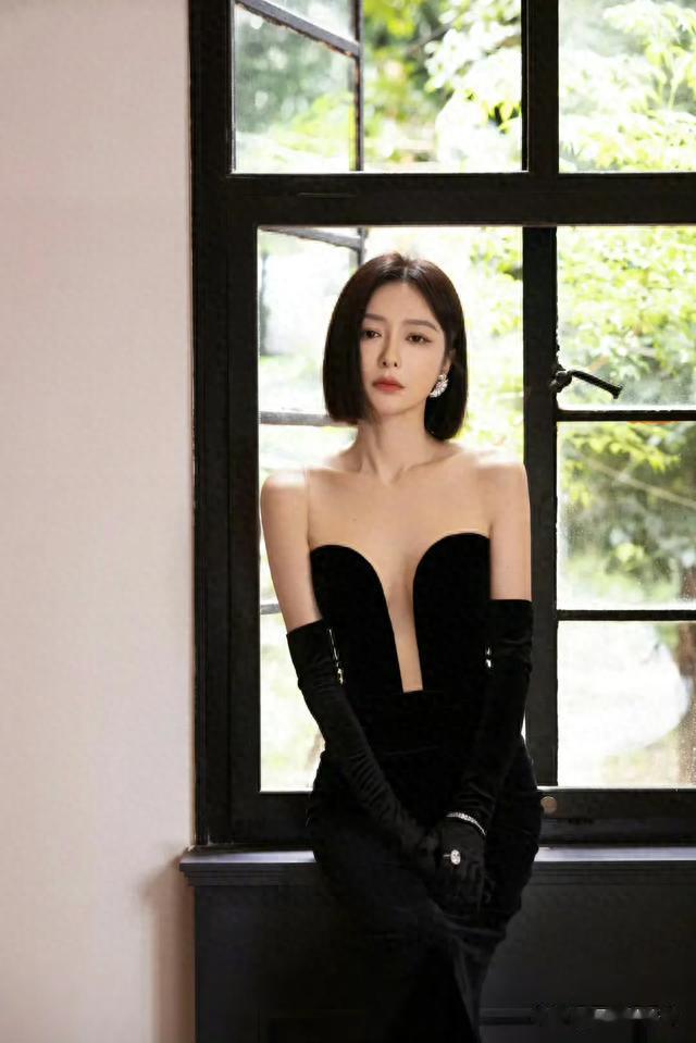 秦岚中空连衣裙——我还是很喜欢你…