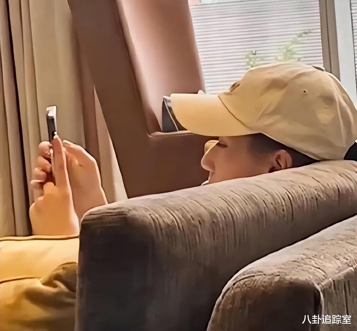 窦骁被传婚变后现身北京,在机场行色匆匆拒合影,疑与何超莲谈判