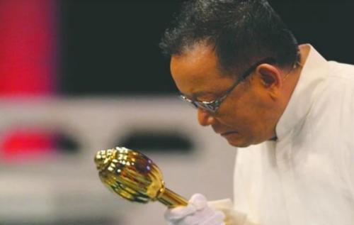 王刚鉴宝节目失手砸掉两亿文物,时隔多年终于说出当年真相!