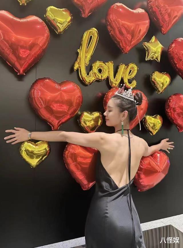 李小萌晒照庆生,天生一张冻龄脸还像小姑娘,王雷望妻眼好温柔