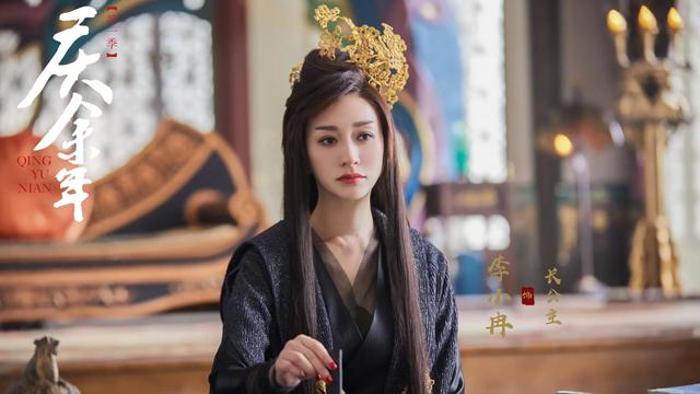 在《庆余年》中,长公主为何明面上支持太子,暗地里却扶持二皇子?