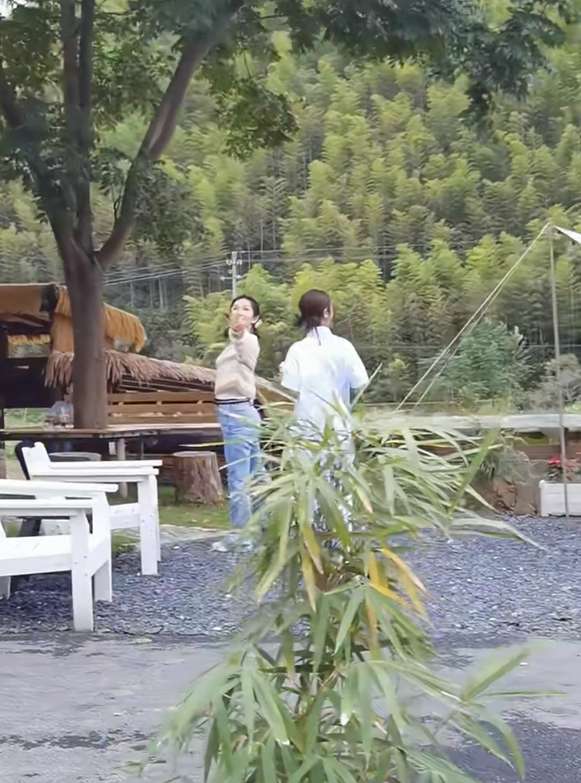 林心如时隔多年重返内地工作,与谢娜合体录节目被偶遇,47岁近状保持超好