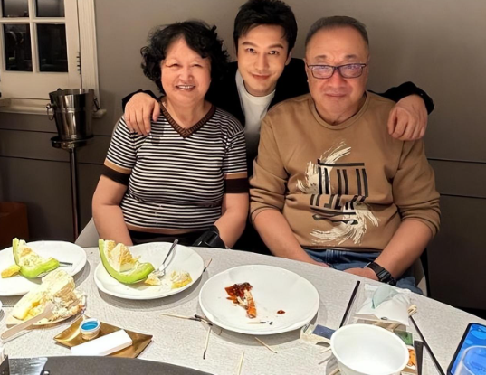 黄晓明上综艺被疑戴假发套，后脑勺稀疏头顶像帽子，小海绵或遗传